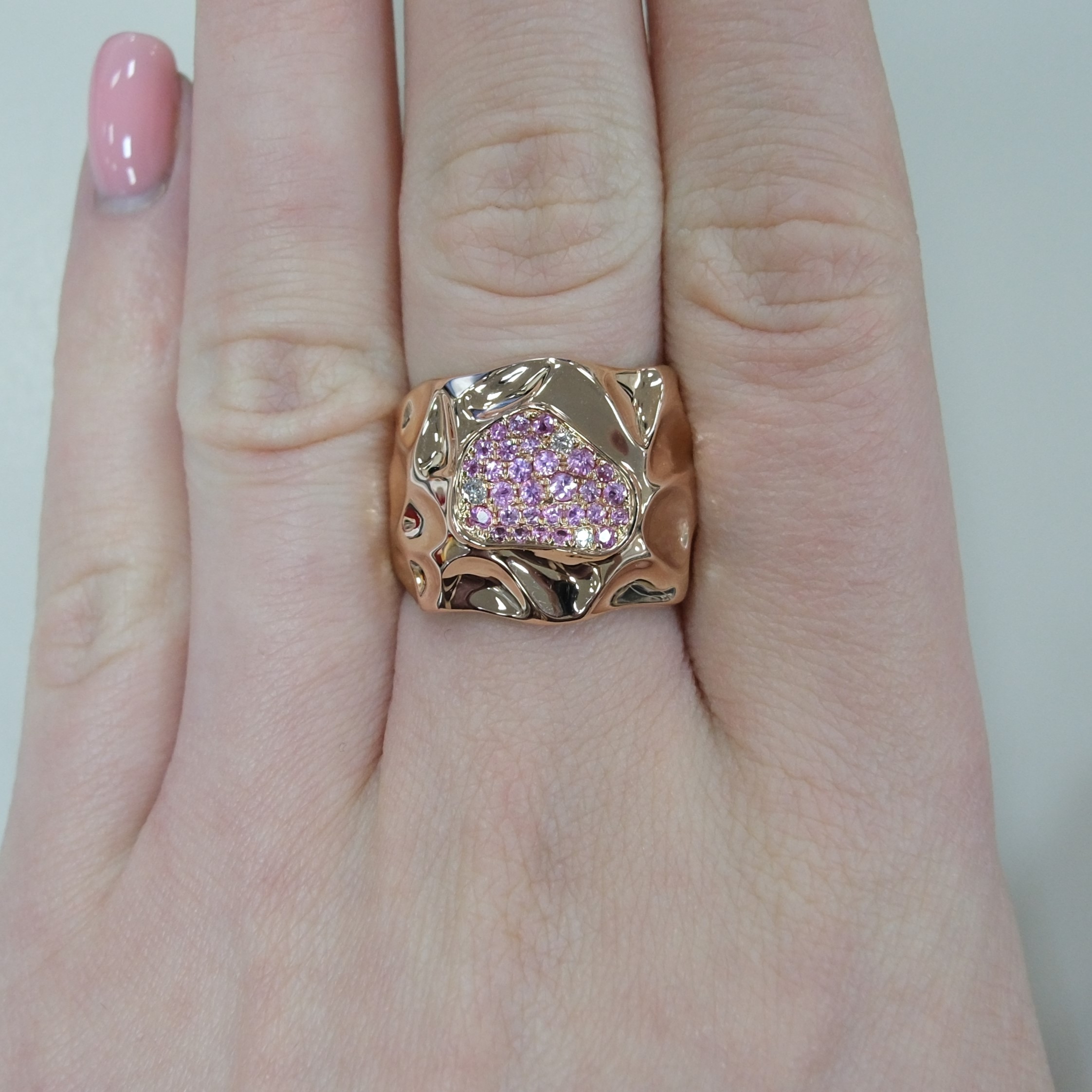 Колцьо из золота с розовыми сапифирами